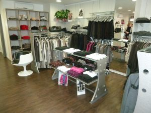 agencement de boutique textile