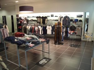 agencement de boutique textile